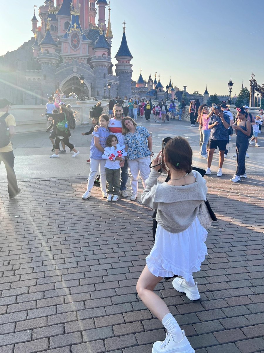 AmbXieFeng's tweet photo. This National Day holiday, Chinese tourists have gone global! An unexpected bonus: many are getting great photos taken by fellow Chinese travelers they meet along the way. 😎 https://t.co/MpdDsNDGgy