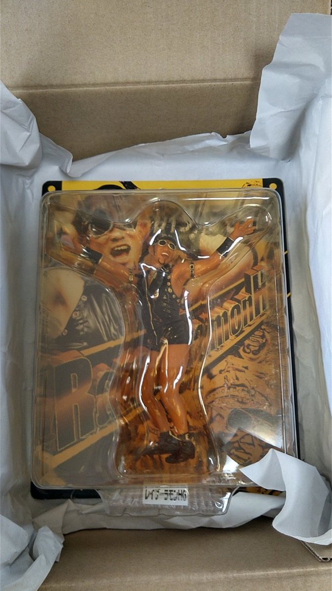 pandarocks_mask's tweet photo. 見つける度に買わずにはいられないレイザーラモンHGフィギュア。

今宵も一体仲間入り。

良い眺めだなー https://t.co/vF6DZFHmpI