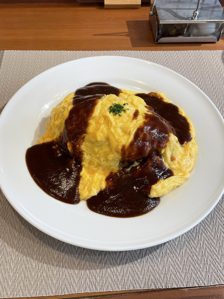 scemizuno's tweet photo. イベント下見の帰りに、白金のパワスポ「雷神山」へ行きました。松本隆さんの投稿をブックマークしていたのでした。元参道を奥まで進むと、かっこいい碑および木と、ポコっと広い空間が。洋食edoyaでランチもしまして満腹です。 https://t.co/xkKyPNqpB8