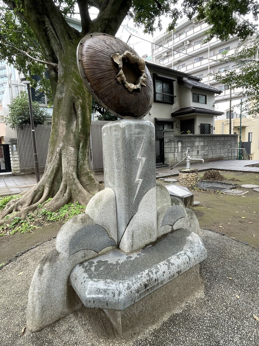 scemizuno's tweet photo. イベント下見の帰りに、白金のパワスポ「雷神山」へ行きました。松本隆さんの投稿をブックマークしていたのでした。元参道を奥まで進むと、かっこいい碑および木と、ポコっと広い空間が。洋食edoyaでランチもしまして満腹です。 https://t.co/xkKyPNqpB8