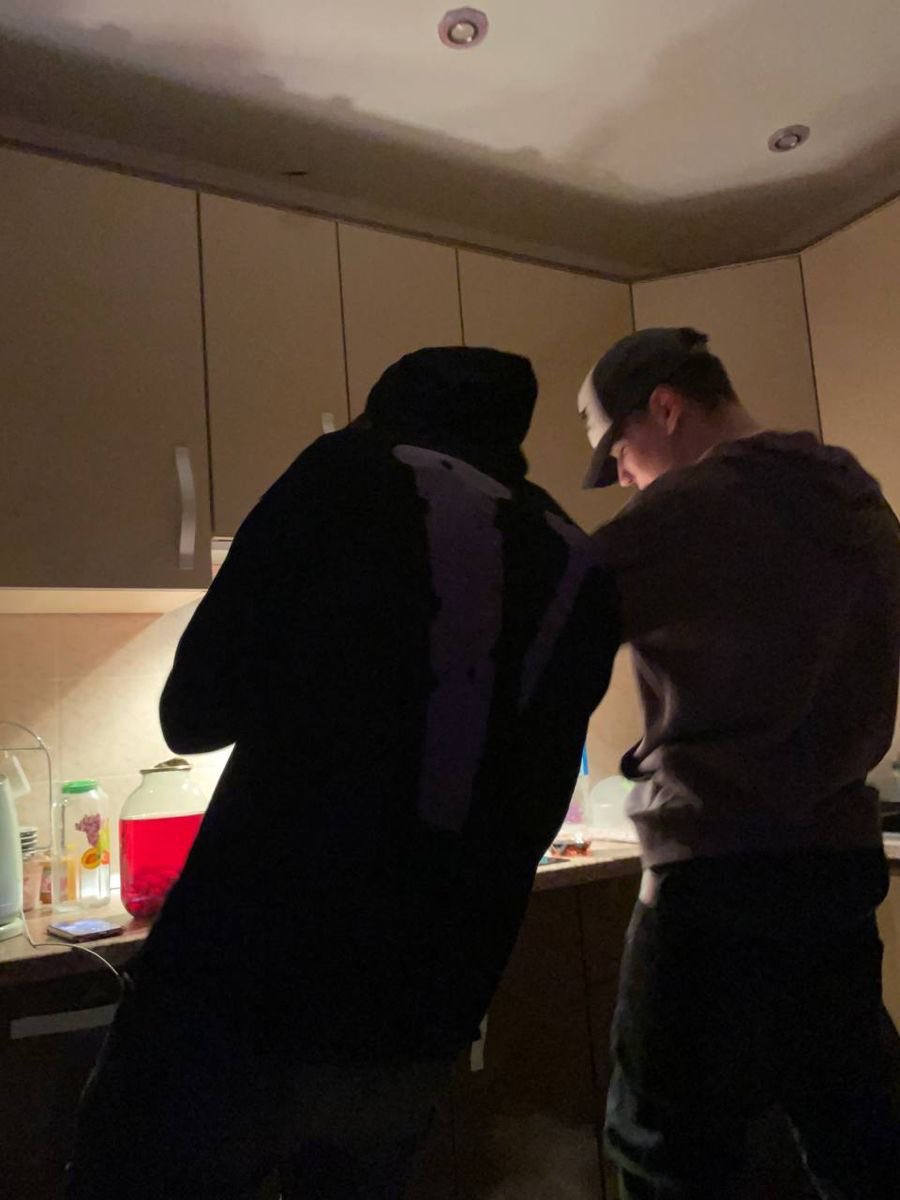 spiderdanij's tweet photo. AU Julienzo || Límites Borrosos

Donde Enzo y Julián son compañeros de cuarto en la universidad y mejores amigos, y como a Julián lo tiene harto un ex que no lo deja en paz, Enzo, que siempre fue re territorial con él, le tira la de "decí que sos mi novio y listo” https://t.co/2sptuwh2m2