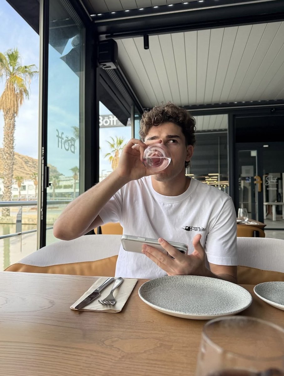 spiderdanij's tweet photo. AU Julienzo || Límites Borrosos

Donde Enzo y Julián son compañeros de cuarto en la universidad y mejores amigos, y como a Julián lo tiene harto un ex que no lo deja en paz, Enzo, que siempre fue re territorial con él, le tira la de "decí que sos mi novio y listo” https://t.co/2sptuwh2m2