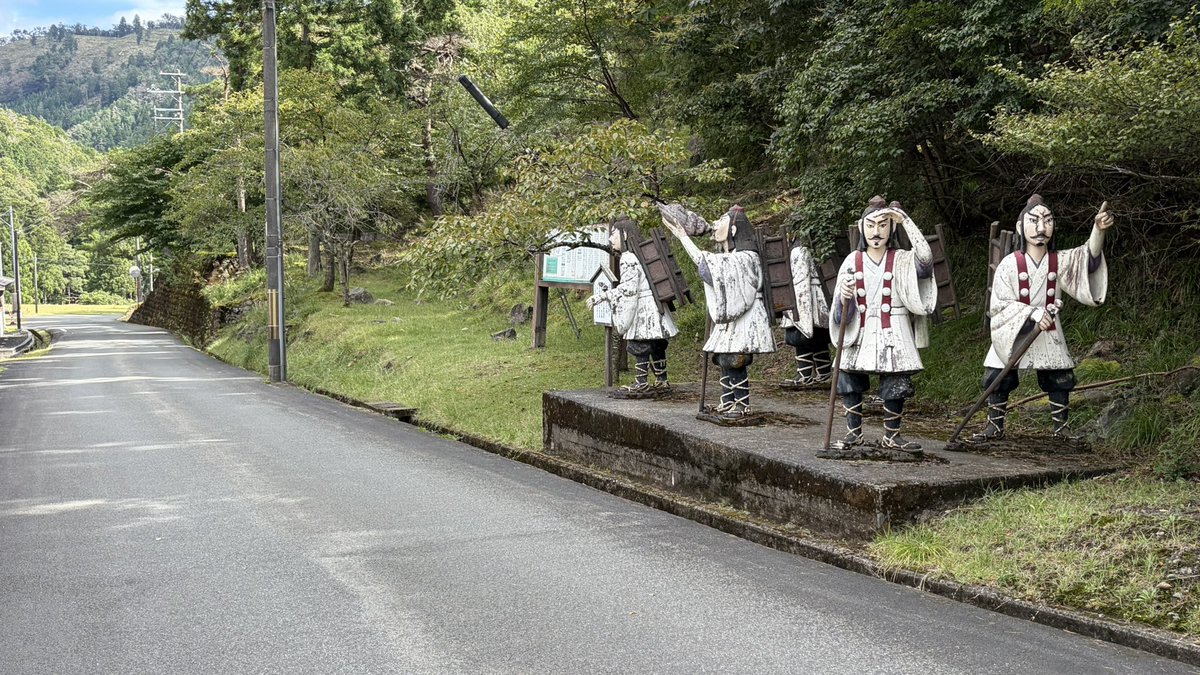 sidokaito's tweet photo. 先日行った福知山市「大江山」へのサイクリングの写真。
福知山市「大江山」の可愛い（？）青鬼さんと修験者六人衆、茨木市「ゴウダブリッジ」と「ダムパークいばきた」および「ゴウダブリッジ」東側の展望広場になる。ハートが超目立つー。
スマホの再起動で正常に画像アップできるようになったわ。 https://t.co/MucJlfD865