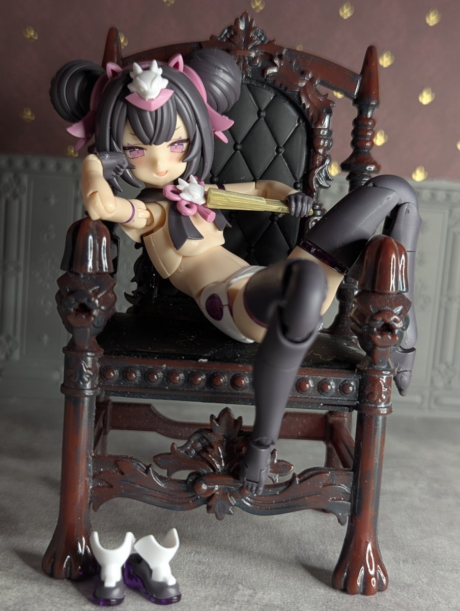 waffleman4's tweet photo. アンティーク家具風にウォッシングした100均の玉座があるのでロンちゃんに座ってもらった。 https://t.co/ABKhhWqGom