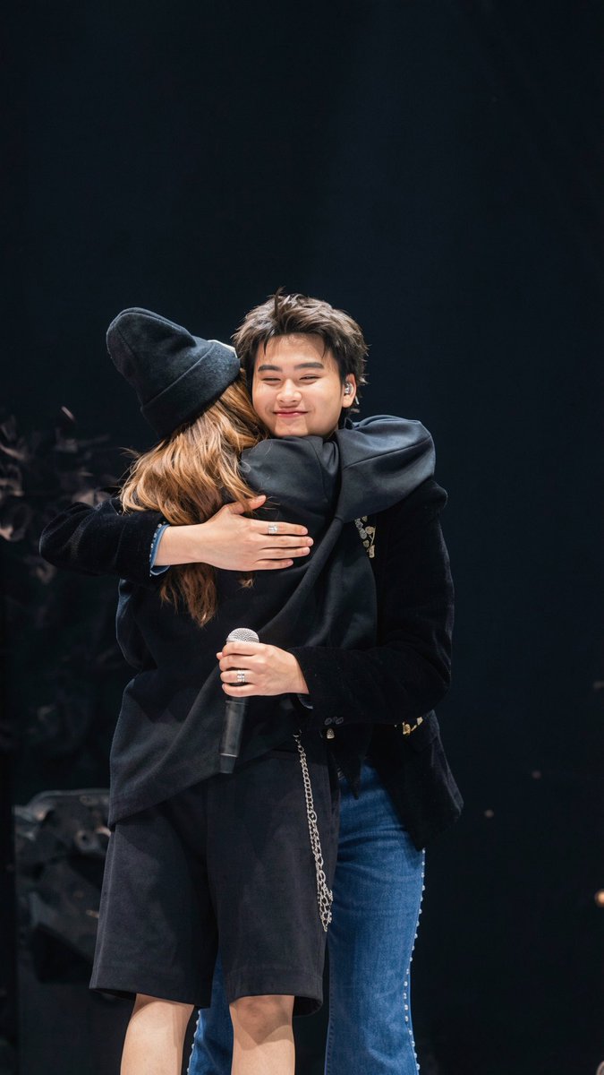 nun_mtn's tweet photo. น้องนนท์กับพี่มี่สิ่งนี้น่ารักมาก🫶🏻💕
#NONT_ARENAENCORE_DAY2
#THEMOMENT_ARENAENCORE
#NONTTANONT https://t.co/4jL4cTYJOD