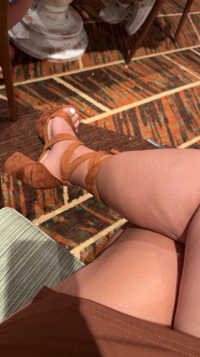 GMargot11's tweet photo. Kneel. The queen has arrived. 👸🏼👠

findom femdom https://t.co/6FlnYnCgqh