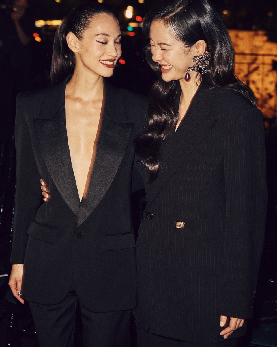mintmag_th's tweet photo. คนสวยเจอคนสวย! เสิร์ฟภาพแบรนด์แอมบาสเดอร์ของ Saint Laurent อย่าง 'มิ้ลค์ พรรษา' ร่วมชมโชว์ #SaintLaurentSS27  ณ ปารีส ประเทศฝรั่งเศส เมื่อช่วงที่ผ่านมา พร้อมแช๊ะเฟรมร่วมกันกับ Kiko Mizuhara นางแบบชื่อดังอีกด้วย 💚

#YSLxMilkPansa 
#MilkPansa 
#YSL #SaintLaurent 
#MintNews https://t.co/tWtamhQEIz