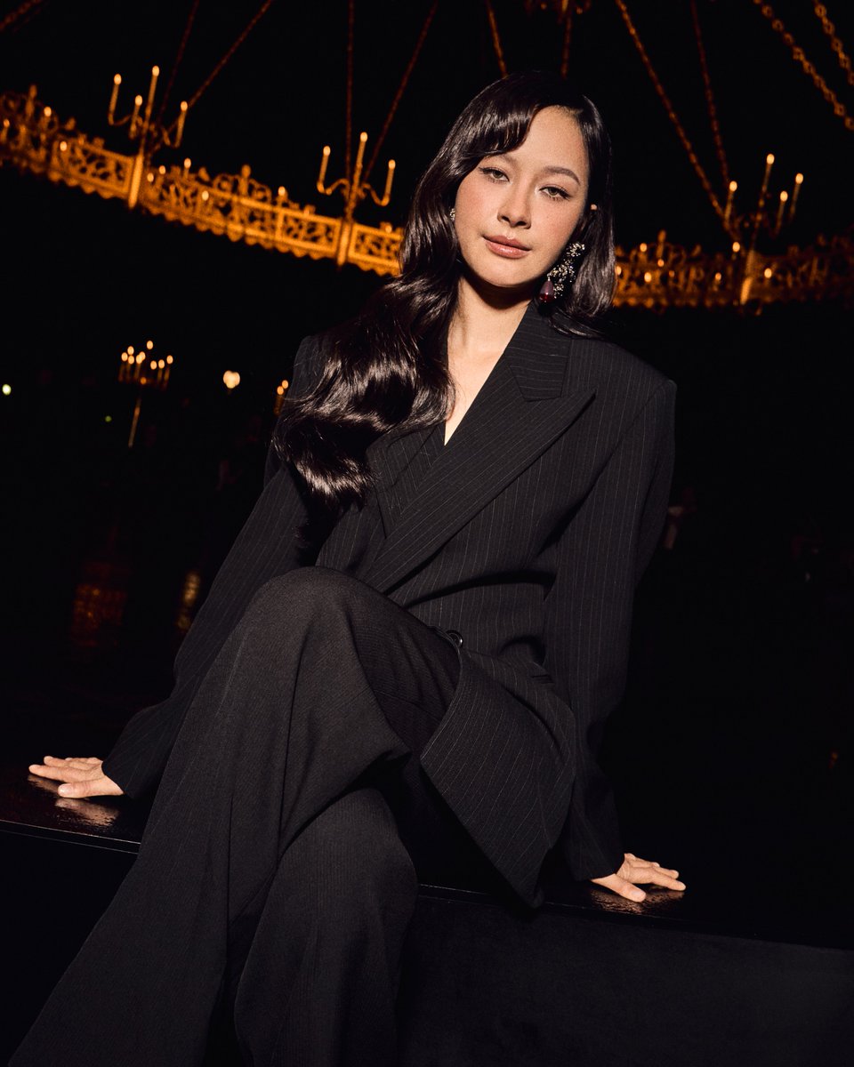mintmag_th's tweet photo. คนสวยเจอคนสวย! เสิร์ฟภาพแบรนด์แอมบาสเดอร์ของ Saint Laurent อย่าง 'มิ้ลค์ พรรษา' ร่วมชมโชว์ #SaintLaurentSS27  ณ ปารีส ประเทศฝรั่งเศส เมื่อช่วงที่ผ่านมา พร้อมแช๊ะเฟรมร่วมกันกับ Kiko Mizuhara นางแบบชื่อดังอีกด้วย 💚

#YSLxMilkPansa 
#MilkPansa 
#YSL #SaintLaurent 
#MintNews https://t.co/tWtamhQEIz