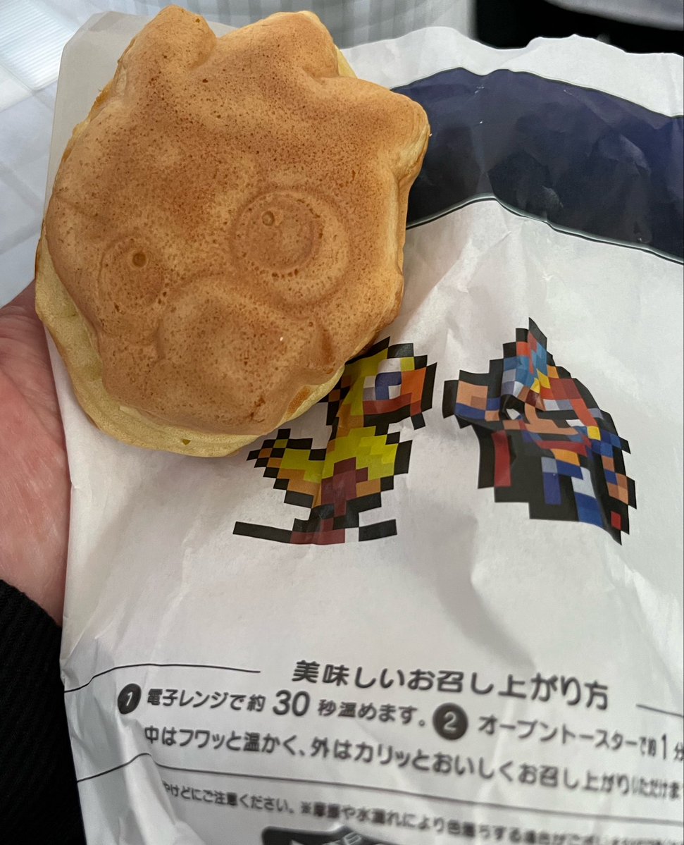 harumameth's tweet photo. グッズ待機列が一旦グッズ締めるから入場整理列になったのでそのまま並び新宿で買ったチョコビ焼きを食らってた🦆ふわふわうまし。新幹線ホームのお向かいさんがめっかわな車体で動画撮ったろって思ってたら私が出発してから出るのだったので記念に📷✨ https://t.co/Vev2pOpABt