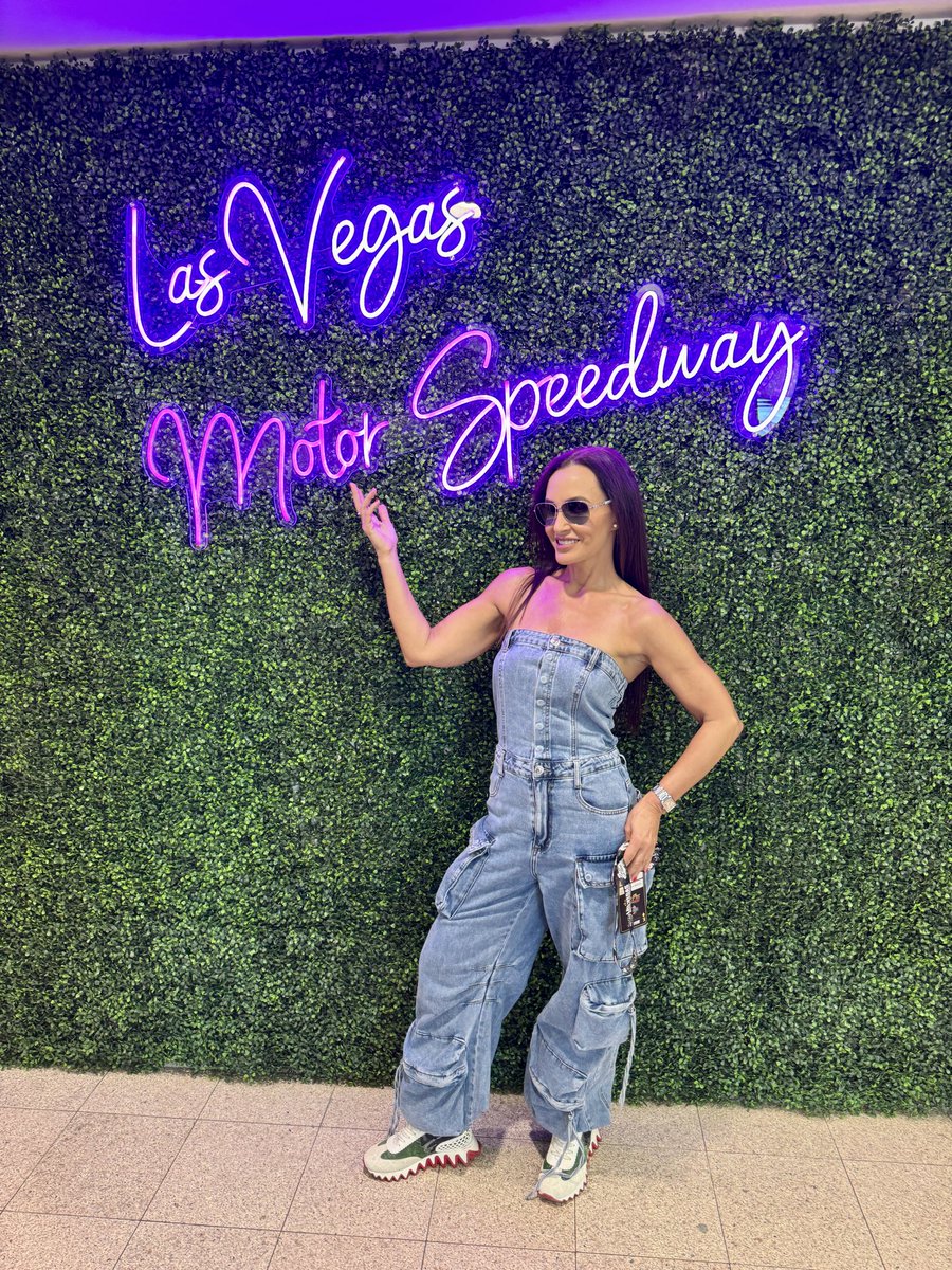 thereallisaann's tweet photo. 🏁 @NASCAR at Las Vegas Motor Speedway 🏁Walking the pits, watching the pit crew work &amp; hanging with @bnaaamezcal in the influencer box—a Vegas trip worth taking! An epic day at the track and a red eye flight back. ✈️ https://t.co/QMcPMbjZmd