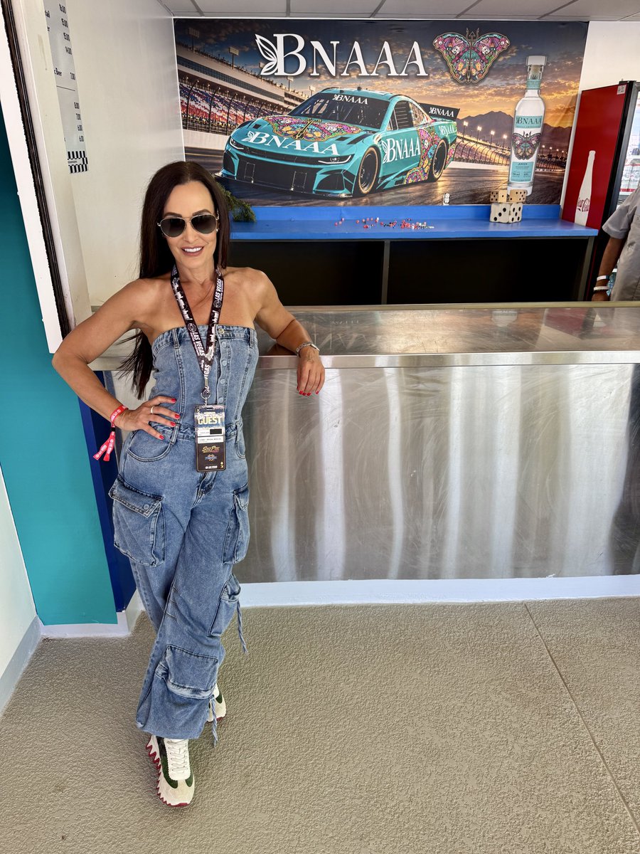 thereallisaann's tweet photo. 🏁 @NASCAR at Las Vegas Motor Speedway 🏁Walking the pits, watching the pit crew work &amp; hanging with @bnaaamezcal in the influencer box—a Vegas trip worth taking! An epic day at the track and a red eye flight back. ✈️ https://t.co/QMcPMbjZmd