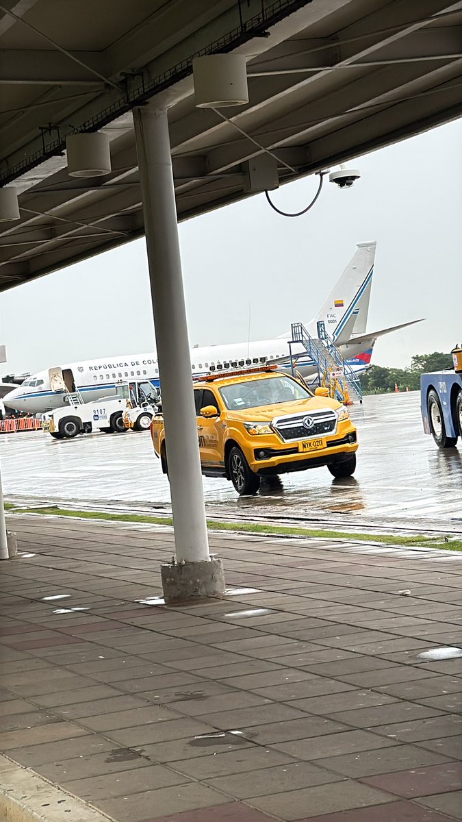 lukesconcubine's tweet photo. Adjunto foto del avión presidencial https://t.co/5YSDob4q5G