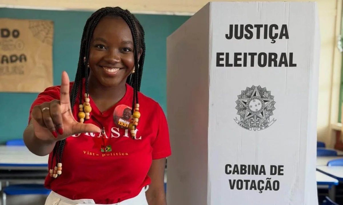 reporterenato's tweet photo. Estudante Ana Elisa (PT) se torna a deputada mais jovem já eleita por Minas Gerais, aos 21 anos. Na primeira eleição que disputa, ela conquistou 521 mil votos, sendo a segunda mais votada do estado. https://t.co/kYfdIY8z5Q