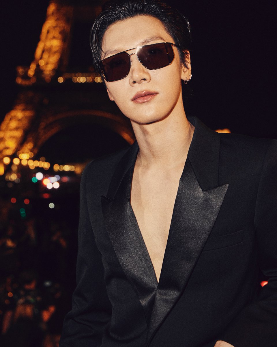 mintmag_th's tweet photo. เกินคำว่าฮอตล์! เสิร์ฟภาพฟร้อนท์โรว์ลุคของหนุ่ม #TEN แบรนด์แอมบาสเดอร์ของ Saint Laurent ภายในงานแฟชั่นโชว์ Saint Laurent Women’s Summer 27 ที่จัดขึ้นเมื่อสัปดาห์ที่ผ่านมา ณ ปารีส ประเทศฝรั่งเศส พร้อมถ่ายรูปร่วมกับ EVAN MOCK และ FAI KHADRA

TEN AT SAINT LAURENT SUMMER27
#TENforYSLPFW27
#SaintLaurentxTEN
#TEN
#YSL
#SaintLaurent
#YvesSaintLaurent
#MintNews