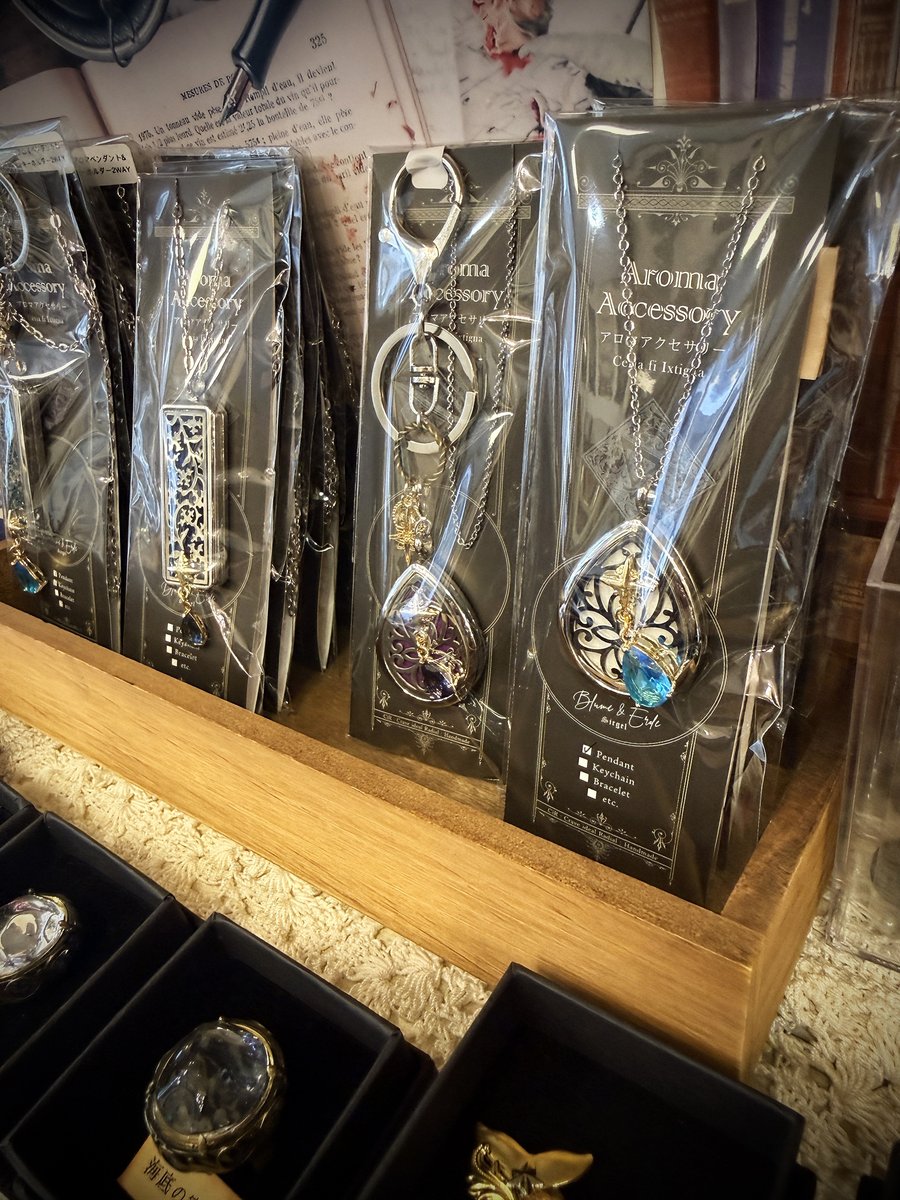 Arundel_shop's tweet photo. 本日もアランデルOPENしております☆
EndantEさんの『ペンデュラム』は年に一度だけの何百点もの品揃え✨
また、SNSで話題になっているCiRさんの『リヴァースの花雫』をはじめ、通販もたくさんありがとうございます！
月本さんのクリスマスカードは、店頭専売分の在庫もありますのでお近くの方はぜひ☆ https://t.co/kLoXz3o4NB