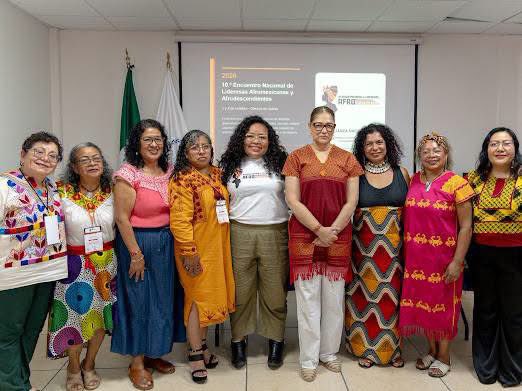 Imagen_Oax's tweet photo. La #DDHPO abrió sus puertas para recibir el 10.º #Encuentro #Nacional de #Lideresas #Afromexicanas y #Afrodescendientes, reuniendo a #lideresas, En organizaciones y académicas de #Chiapas, #Guerrero, #Morelos, #Michoacán, #Oaxaca y #Veracruz en un espacio de diálogo, memoria y construcción colectiva.
El encuentro contó con la presencia de la Mtra. Elizabeth Lara Rodríguez, #Defensora de los #Derechos #Humanos del #Pueblo de #Oaxaca, así como representantes de organizaciones sociales, instituciones y espacios académicos vinculados con la defensa de los derechos de las #comunidades #afromexicanas.
Este #Organismo reconoce el papel fundamental de las mujeres en la defensa de la dignidad, la #cultura, los #territorios, la identidad y la igualdad, y refrenda su compromiso de escuchar, acompañar y contribuir, desde sus atribuciones, a la construcción de espacios libres de discriminación y racismo, fortaleciendo la participación de las mujeres afromexicanas en las decisiones que impactan a sus comunidades.
@DDHPO