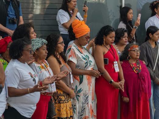 Imagen_Oax's tweet photo. La #DDHPO abrió sus puertas para recibir el 10.º #Encuentro #Nacional de #Lideresas #Afromexicanas y #Afrodescendientes, reuniendo a #lideresas, En organizaciones y académicas de #Chiapas, #Guerrero, #Morelos, #Michoacán, #Oaxaca y #Veracruz en un espacio de diálogo, memoria y construcción colectiva.
El encuentro contó con la presencia de la Mtra. Elizabeth Lara Rodríguez, #Defensora de los #Derechos #Humanos del #Pueblo de #Oaxaca, así como representantes de organizaciones sociales, instituciones y espacios académicos vinculados con la defensa de los derechos de las #comunidades #afromexicanas.
Este #Organismo reconoce el papel fundamental de las mujeres en la defensa de la dignidad, la #cultura, los #territorios, la identidad y la igualdad, y refrenda su compromiso de escuchar, acompañar y contribuir, desde sus atribuciones, a la construcción de espacios libres de discriminación y racismo, fortaleciendo la participación de las mujeres afromexicanas en las decisiones que impactan a sus comunidades.
@DDHPO