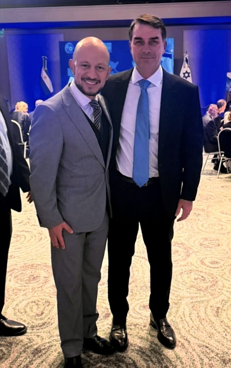 SoyCastillo593's tweet photo. Ganador en primera vuelta, serás el ganador en la segunda vuelta.

Adelante mi pana @FlavioBolsonaro, vas a ser el Presidente! https://t.co/BK4nVtC9Aa