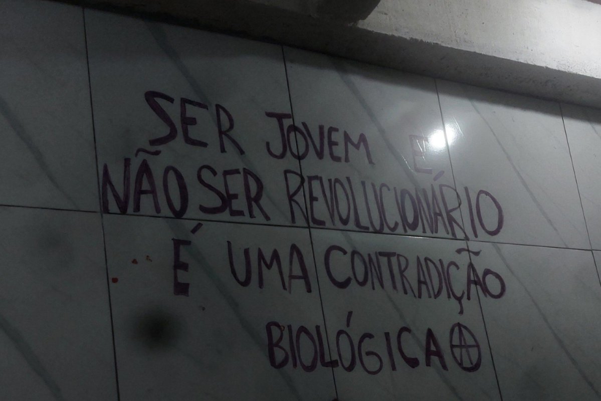 _trizbadass's tweet photo. SEJAM JOVENS SEJAM REVOLTADOS SEJAM REVOLUCIONARIOS OUÇAM O MOVIMENTO PUNK DISCORDEM FACAM PROTESTOS LUTEM FACAM QUALQUER COISA MAS PELO AMOR DE DEUS NAO SEJAM JOVENS SEM MOTIVAÇÃO NENHUMA NOS SOMOS A POLVORA PRONTA PRA ENTRAR EM COMBUSTÃO SEJAM FOGO PORRA AAAAAAAAA https://t.co/6eQ1rC5FHx