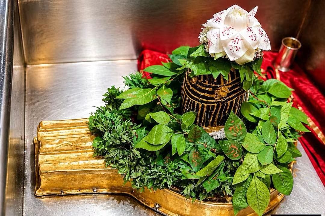 MahamangalT's tweet photo. 🔱 सोमवार की सुबह… और सामने बाबा विश्वनाथ का दरबार। 🙏

काशी में सुबह सिर्फ होती नहीं,
शिवमय होती है। 🕉️

बाबा श्री काशी विश्वनाथ के दिव्य दर्शन से दिन की शुरुआत।
हर हर महादेव! 🚩🔱

Har Har Mahadev

#GodMorningMonday
#शुभ_प्रभात_वंदन 
#ParmarthiDiwas 
"शिव शंकर" https://t.co/FjXlKk3hM8