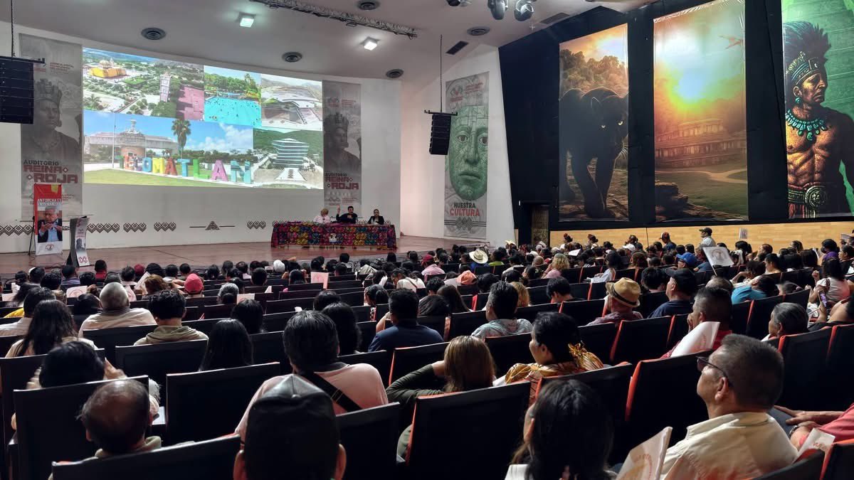 HomeroAE's tweet photo. México puede y debe transformarse. Somos un país grande, rico y con un pueblo trabajador que merece mejores condiciones de vida. Pero es necesario que este pueblo se concientice y organice.

Agradezco la invitación de la dirigencia de @MovAntorchaChis, para reunirme y platicar con cientos de antorchistas del sureste mexicano
