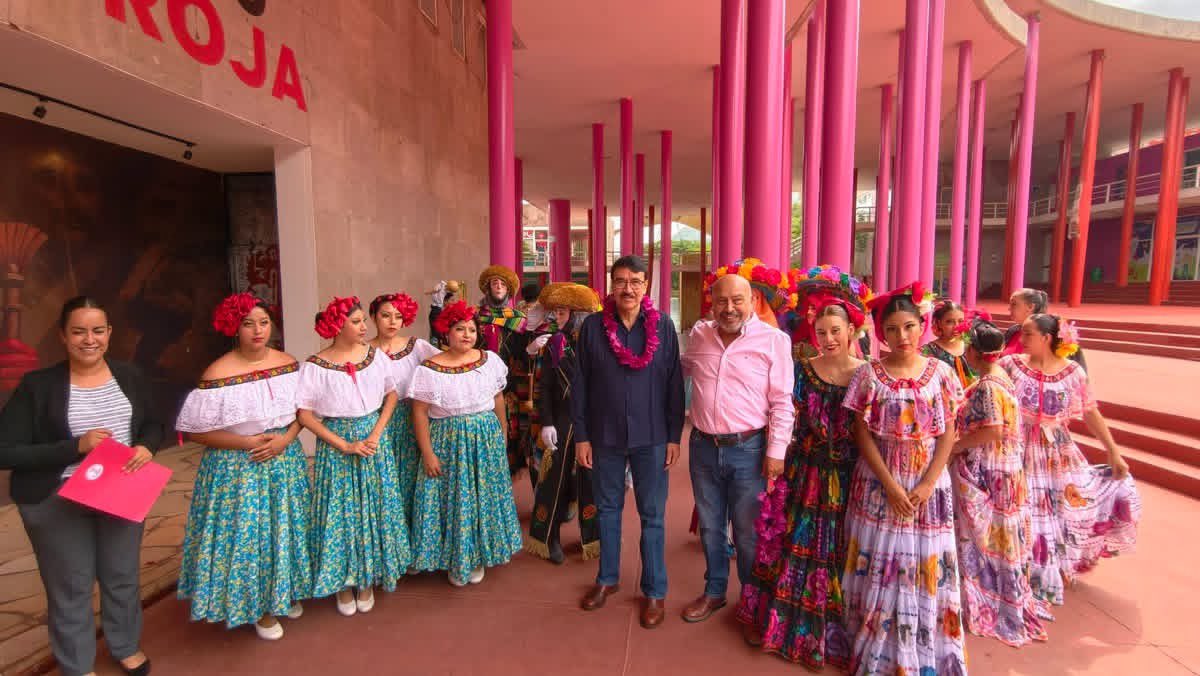 HomeroAE's tweet photo. México puede y debe transformarse. Somos un país grande, rico y con un pueblo trabajador que merece mejores condiciones de vida. Pero es necesario que este pueblo se concientice y organice.

Agradezco la invitación de la dirigencia de @MovAntorchaChis, para reunirme y platicar con cientos de antorchistas del sureste mexicano