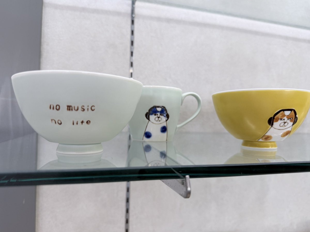 Room303state's tweet photo. 伝統的な窯元がちょけるヤツ、良い。もちろんスタンダード(水玉のヤツ)も良い。 https://t.co/2qVLb4exFe