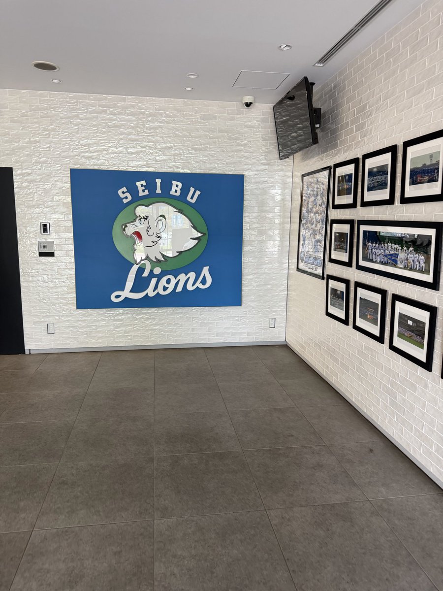 hi_lions's tweet photo. ド着
コラボ商品の打ち合わせで
球団事務所に🦁 https://t.co/s4pZH7Lq72