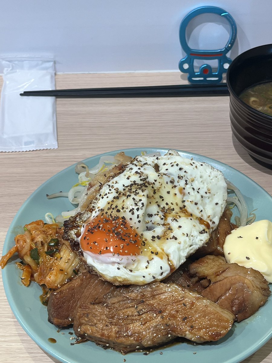 kamatamasmile's tweet photo. 今日の朝ご飯はRAMEN.R様

Rの朝定食〜チャーシューエッグ〜
目薬スペシャル
からしマヨ
黒烏龍茶
パスで豚マシ
※ここまで定型文w

最近は
確実に週一回を楽しむ方向性か？
それはそれでありということで🙆‍♂️

ごちそうさまでした🎶
#RAMENR
#RAMEN_R https://t.co/pg5iPcCGgn