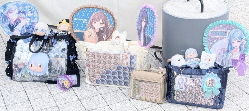 AssA_25's tweet photo. 感謝祭お疲れ様でした
あるKさん、お忙しい中エンカして下さりグッズやお菓子類までありがとうございました🙇
また、何故かお声がけ頂き、絵名ちゃんのカード類をお譲りして下さった方もありがとうございましたZOZO😭✨️
そして公演終了後に特典の交換に応じて下さった方々ありがとうございました✨️ https://t.co/FhUr4h7dt8