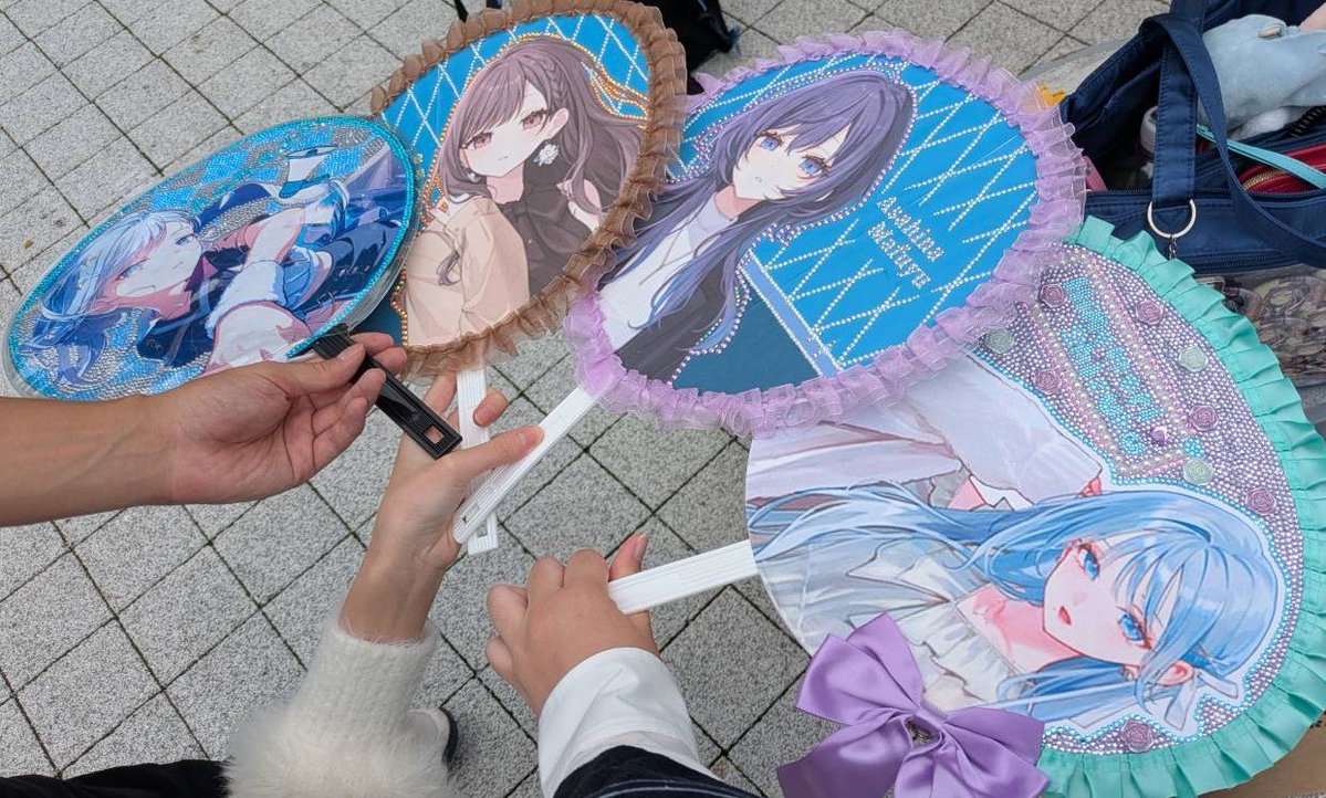 AssA_25's tweet photo. 感謝祭お疲れ様でした
あるKさん、お忙しい中エンカして下さりグッズやお菓子類までありがとうございました🙇
また、何故かお声がけ頂き、絵名ちゃんのカード類をお譲りして下さった方もありがとうございましたZOZO😭✨️
そして公演終了後に特典の交換に応じて下さった方々ありがとうございました✨️ https://t.co/FhUr4h7dt8