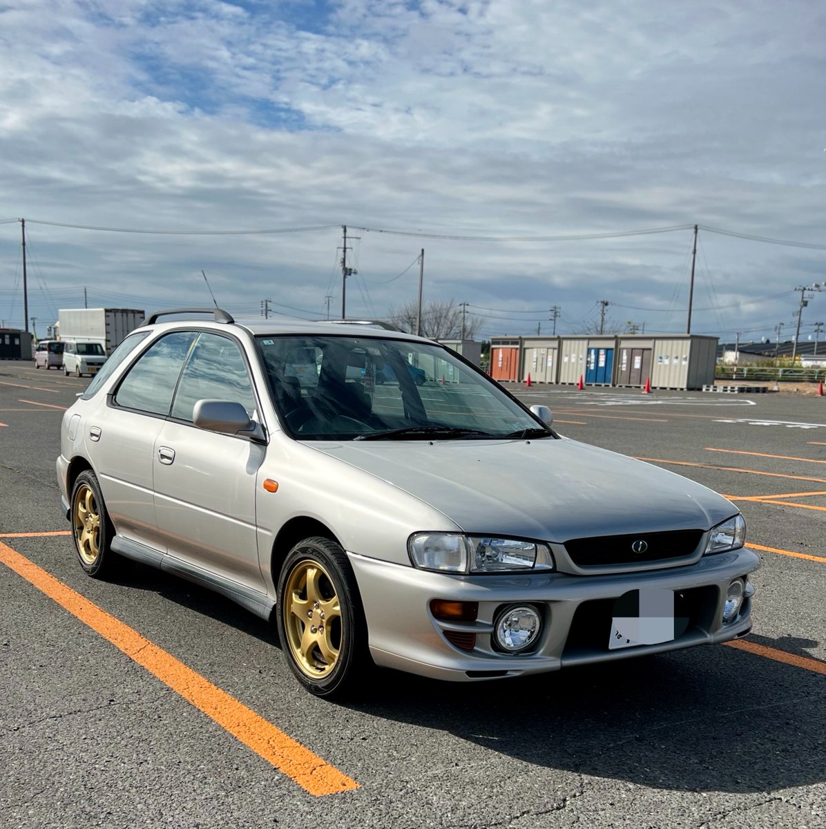 NgCF4_A55V's tweet photo. オイル交換のために午前こっち乗り回したけど、久しぶりに乗ると楽しいね！
屋根が低くて床が高めで室内がぎゅっとなってる感じが旧車な普通車って感じ！

あとペダルから足にダイレクトに振動伝わる感じが今時の車との明確な違いだよね

もうちょいで9万km!! https://t.co/udAorW8Rkj
