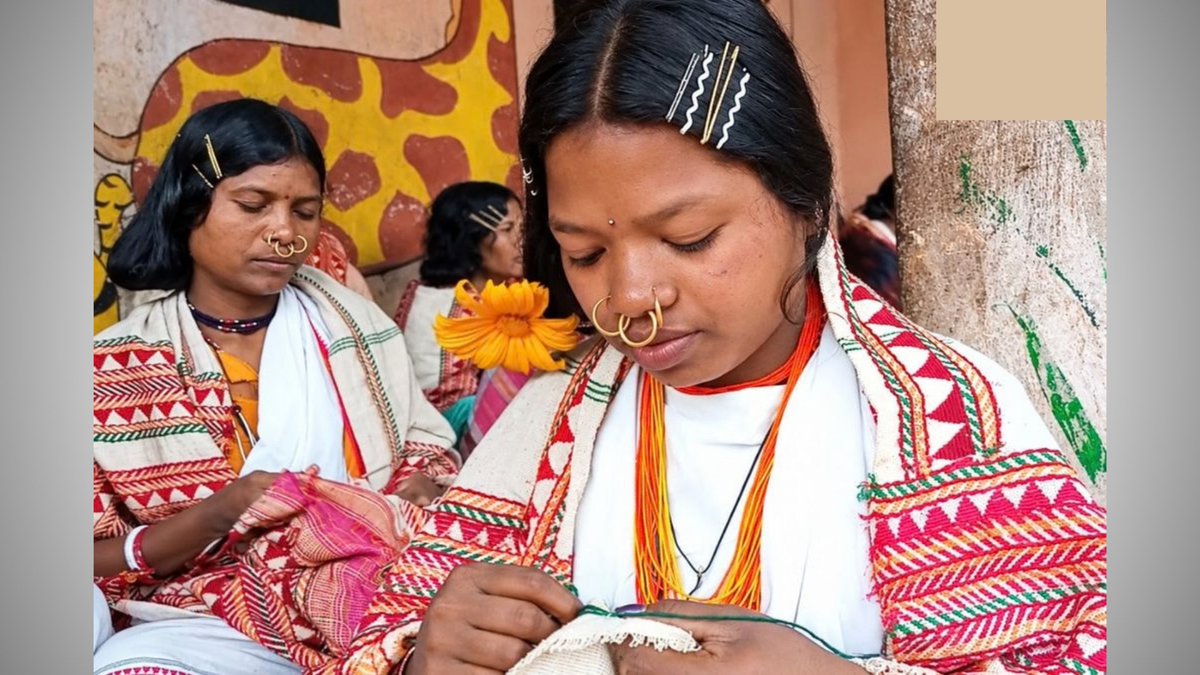 12_baje's tweet photo. Protect Traditional Skills. Empower Indigenous Livelihoods.
Dongria artisans in Khambesi, Rayagada, need a proper workspace and essential equipment to continue their traditional shawl-making craft.

We urge the concerned authorities to provide the necessary support to strengthen their livelihoods and preserve this valuable cultural heritage.

#GrassrootsVoices #RayagadaChallenge 
#GrassrootsAction #TraditionalCraft

@DM_Rayagada @CMO_Odisha
@SecyChief @otvnews
@FdOdisha @bdobctc
@kanak_news @IPR_Odisha