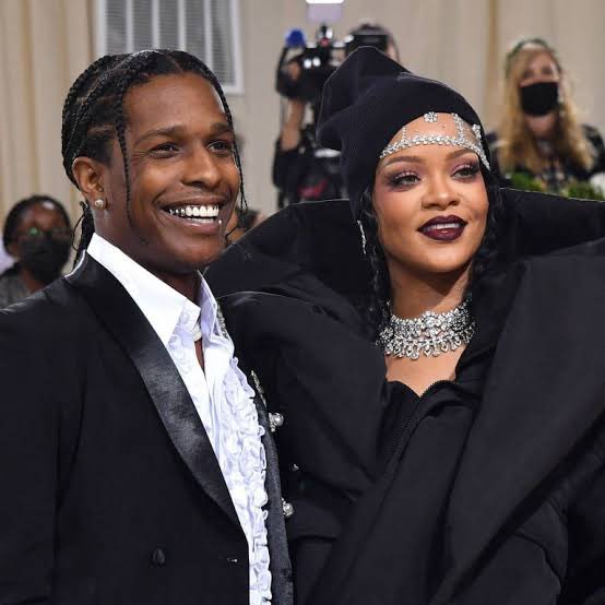 Sim_Cin's tweet photo. ในบทสัมภาษณ์ล่าสุด ริฮานน่าถูกถามเกี่ยวกับแผนการแต่งงานกับ A$AP Rocky ว่า:

🎙️ผู้สัมภาษณ์: “คุณสองคนคบกันมาหลายปีแล้วและมีครอบครัวที่น่ารัก อะไรคือสิ่งที่ทำให้คุณยังไม่แต่งงานกัน?”

🎙️ริฮานน่า: “เอาจริงๆ ก็คือข้อตกลงก่อนแต่งงานนั่นแหละค่ะ ฉันใส่เงื่อนไขเรื่องการนอกใจไว้ ถ้า Rocky นอกใจฉัน เขาจะต้องยกทรัพย์สิน 50% ให้ฉัน เขาไม่เห็นด้วยกับส่วนนี้เลย และนั่นคือจุดที่เรายังตัดสินใจไม่ได้

ฉันรักผู้ชายคนนั้นมากเกินกว่าจะอธิบายได้ และฉันไว้ใจเขา แต่ฉันก็จะไม่แต่งงานโดยแสร้งทำเป็นว่าฉันโอเคกับการถูกนอกใจ ฉันไม่อยากควบคุมเขา ฉันแค่อยากให้เขาเข้าใจว่าถ้าเขาตัดสินใจแบบนั้น จะต้องมีผลที่ตามมาอย่างจริงจัง