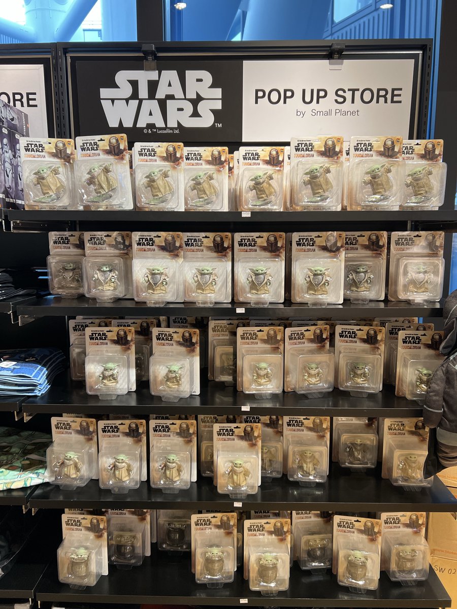 groguaccel's tweet photo. ソラマチのスターウォーズポップアップストアに来たよ！！

オープンから3日目の今日　現在12:56のグローグーグッズはこんな感じ🟢

まさかのUDF series 3 テンション爆上がった❤️‍🔥
他にもサガラチャームも可愛かったし、アクションバディが店頭に並ぶと謎に血が騒ぐ🤟

写真2枚目に映ってるタオルは棚から無くなったよ〜✊

3F タワーヤード 6番地　UNIQLOの側のスペース🪐

#スターウォーズ
#グローグー
#grogu