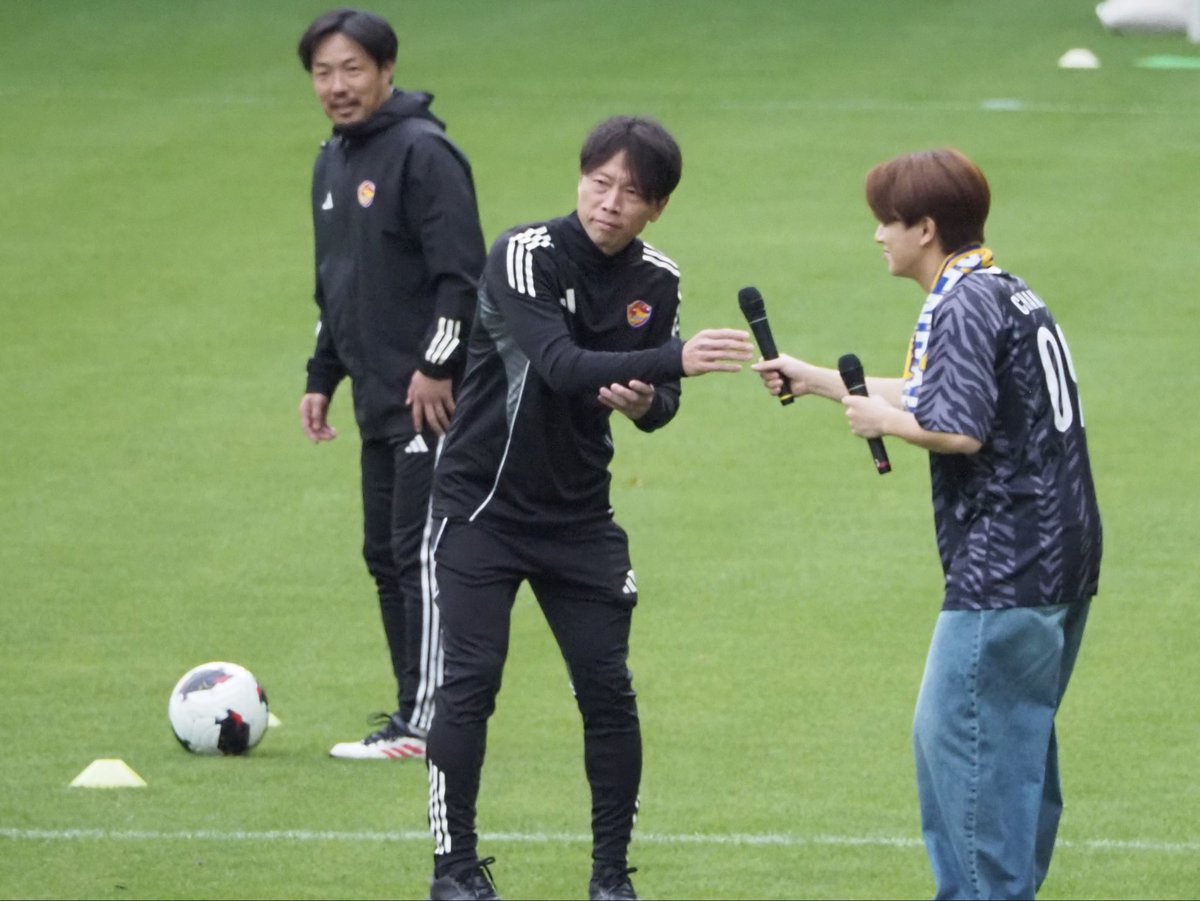 ayapeanuts's tweet photo. 昨日のさドリブル対決の1本目。
ちゃかちゃんが先にプレーするウチの梁さんのマイクを預かってくれたんだけどさ。
結果ちゃかちゃんマイク2本持ったままドリブルしててめっちゃいい子だなって思った😂
#ベガルタ仙台
#ちゃかしず
#トラジャ
#TravisJapan https://t.co/3ilo2Kllof