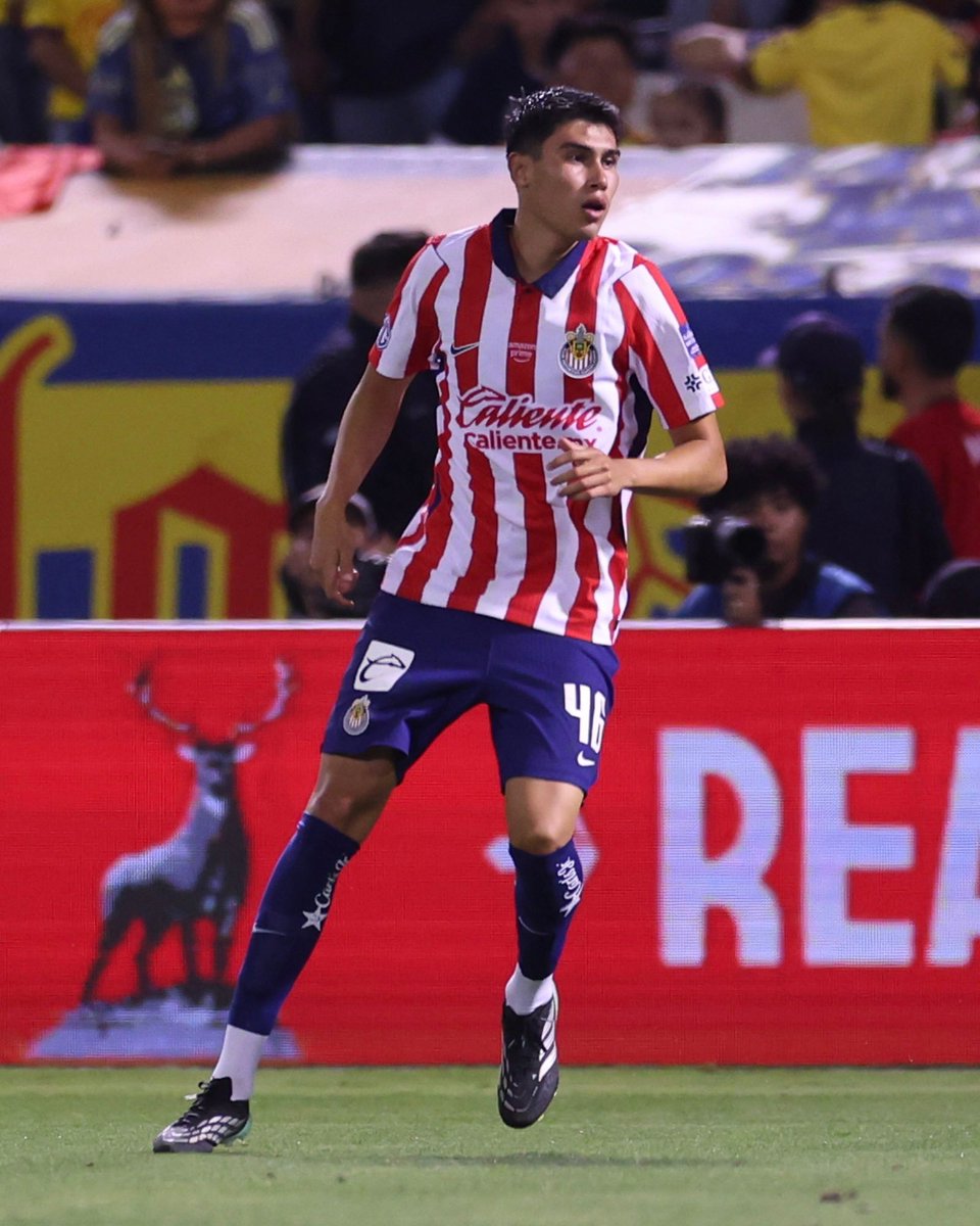 Chivathor's tweet photo. Buena presentación de Carlos #Hernández en este clásico. Hay futuro para la zona defensiva de #Chivas. https://t.co/SaOOQ0hR0w
