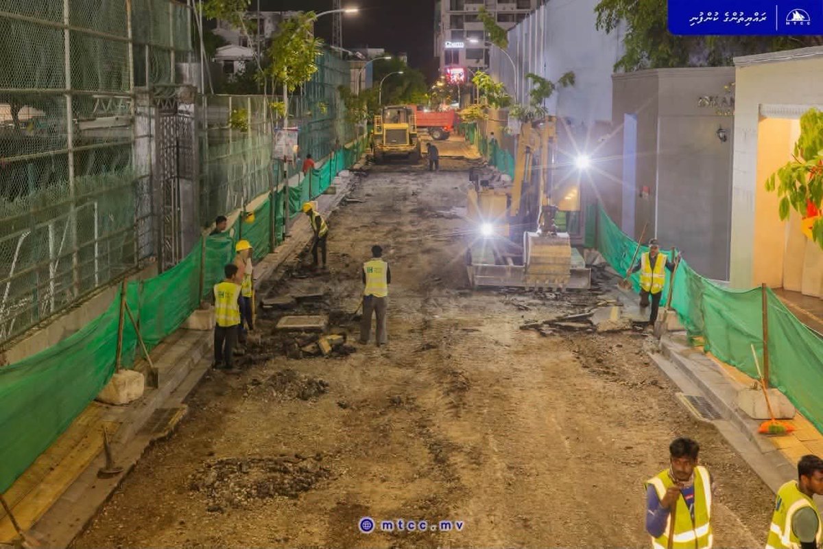 ShauKey7's tweet photo. އަމީނީ މަގުގެ ސެގްމަންޓް 3 ގެ ތާރު ނެގުމުގެ މަސައްކަތް އަޅުގަނޑުމެން މިހާރު ވަނީ ފަށާފަ.

މަގުތަކުގެ ފެންވަރު ރަނގަޅުކުރުމަށް ކުރެވޭ މި މަސައްކަތުގެ ސަބަބުން، މާލޭގެ ރައްޔިތުންނަށް ދަތުރުފަތުރު ކުރުމުގައި ލުއިފަސޭހަކަން ލިބިގެންދާނެއެވެ. އަދި މިއީ މާލެއަކީ ފަސޭހައިން ދަތުރުފަތުރު ކުރެވޭ، އެއްތަނުން އަނެއްތަނަށް ގުޅާލެވިފައިވާ ރަށަކަށް ހެދުމަށް އެޅިގެންދާ މުހިންމު ފިޔަވަޅެއް.

#TeamMTCC #RayyithungeKunfuni
#DhiveheengeRaajje 
#muizzu2028
