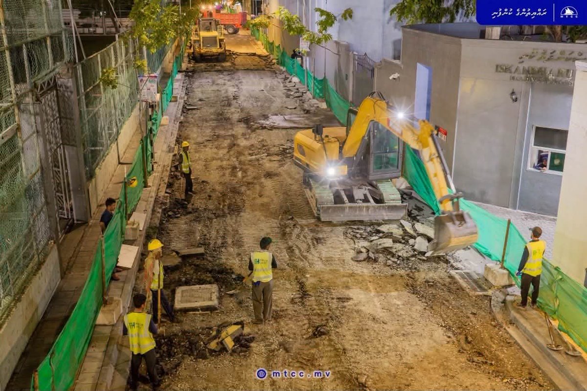ShauKey7's tweet photo. އަމީނީ މަގުގެ ސެގްމަންޓް 3 ގެ ތާރު ނެގުމުގެ މަސައްކަތް އަޅުގަނޑުމެން މިހާރު ވަނީ ފަށާފަ.

މަގުތަކުގެ ފެންވަރު ރަނގަޅުކުރުމަށް ކުރެވޭ މި މަސައްކަތުގެ ސަބަބުން، މާލޭގެ ރައްޔިތުންނަށް ދަތުރުފަތުރު ކުރުމުގައި ލުއިފަސޭހަކަން ލިބިގެންދާނެއެވެ. އަދި މިއީ މާލެއަކީ ފަސޭހައިން ދަތުރުފަތުރު ކުރެވޭ، އެއްތަނުން އަނެއްތަނަށް ގުޅާލެވިފައިވާ ރަށަކަށް ހެދުމަށް އެޅިގެންދާ މުހިންމު ފިޔަވަޅެއް.

#TeamMTCC #RayyithungeKunfuni
#DhiveheengeRaajje 
#muizzu2028
