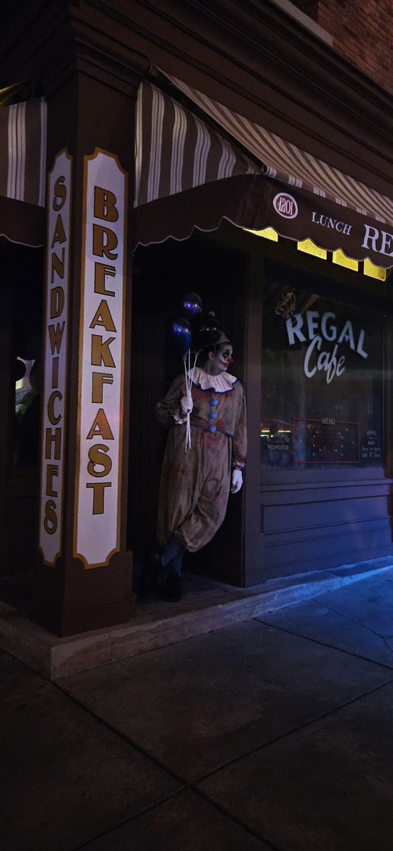 MonstrumDivina's tweet photo. Casually passing by and realized it was a good shot. #DowntownClowntown #HHN35 https://t.co/R7QwYgLfKE