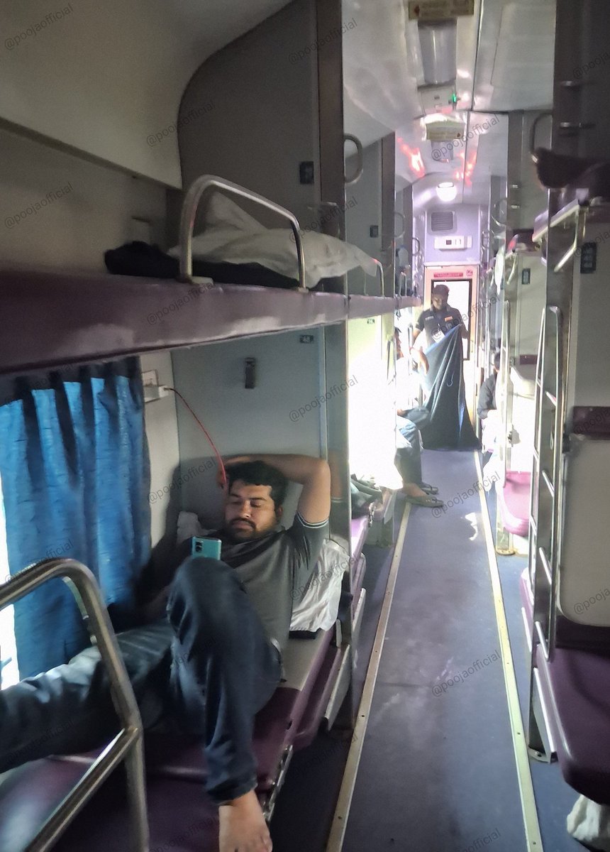 Bhupendra293's tweet photo. एक बार ट्रेन की 3AC में एक अंकल-आंटी ने एक लड़के से उसकी Side Lower Berth माँगी।

लड़का आराम से बोला—अंकल, मैंने इस सीट के लिए ₹2,100 दिए हैं।

शायद उन्हें लगा कि लड़का छोटा है, इसलिए आखिर में सीट दे देगा।

लेकिन लड़के ने अगली बात सुनाकर सबको चौंका दिया—

अगर आपको मेरी Side Lower चाहिए तो ठीक है, आप मुझे टिकट की 50% कीमत यानी ₹1,050 दे दीजिए। मैं सीट आपको दे दूँगा।

बस फिर क्या था….अंकल-आंटी चुप। 😄

लड़का अपनी Side Lower पर आराम से बैठा रहा।

और मैं अपनी Upper Berth से पूरी बातचीत देखता रहा।

शायद उन्हें लगा था कि उम्र में छोटा है, तो आसानी से अपनी सीट छोड़ देगा।

लेकिन लड़के ने एक बात साफ कर दी—

जरूरत आपकी है, तो उसकी कीमत भी है।

उस दिन समझ आया कि 3AC में Side Lower सिर्फ एक बर्थ नहीं होती… उसकी अपनी अलग “मार्केट वैल्यू” होती है। 😂

आपके पास Side Lower हो और कोई अंकल-आंटी माँग लें, तो आप क्या करेंगे?

सीट दे देंगे या ₹1,050 माँगेंगे? 😄