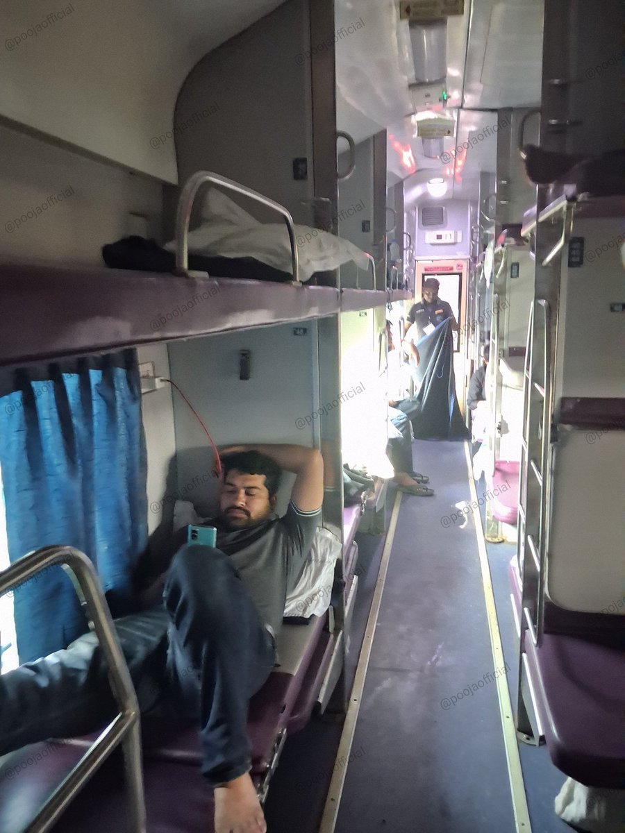 Bhupendra293's tweet photo. एक बार ट्रेन की 3AC में एक अंकल-आंटी ने एक लड़के से उसकी Side Lower Berth माँगी।

लड़का आराम से बोला—अंकल, मैंने इस सीट के लिए ₹2,100 दिए हैं।

शायद उन्हें लगा कि लड़का छोटा है, इसलिए आखिर में सीट दे देगा।

लेकिन लड़के ने अगली बात सुनाकर सबको चौंका दिया—

अगर आपको मेरी Side Lower चाहिए तो ठीक है, आप मुझे टिकट की 50% कीमत यानी ₹1,050 दे दीजिए। मैं सीट आपको दे दूँगा।

बस फिर क्या था….अंकल-आंटी चुप। 😄

लड़का अपनी Side Lower पर आराम से बैठा रहा।

और मैं अपनी Upper Berth से पूरी बातचीत देखता रहा।

शायद उन्हें लगा था कि उम्र में छोटा है, तो आसानी से अपनी सीट छोड़ देगा।

लेकिन लड़के ने एक बात साफ कर दी—

जरूरत आपकी है, तो उसकी कीमत भी है।

उस दिन समझ आया कि 3AC में Side Lower सिर्फ एक बर्थ नहीं होती… उसकी अपनी अलग “मार्केट वैल्यू” होती है। 😂

आपके पास Side Lower हो और कोई अंकल-आंटी माँग लें, तो आप क्या करेंगे?

सीट दे देंगे या ₹1,050 माँगेंगे? 😄