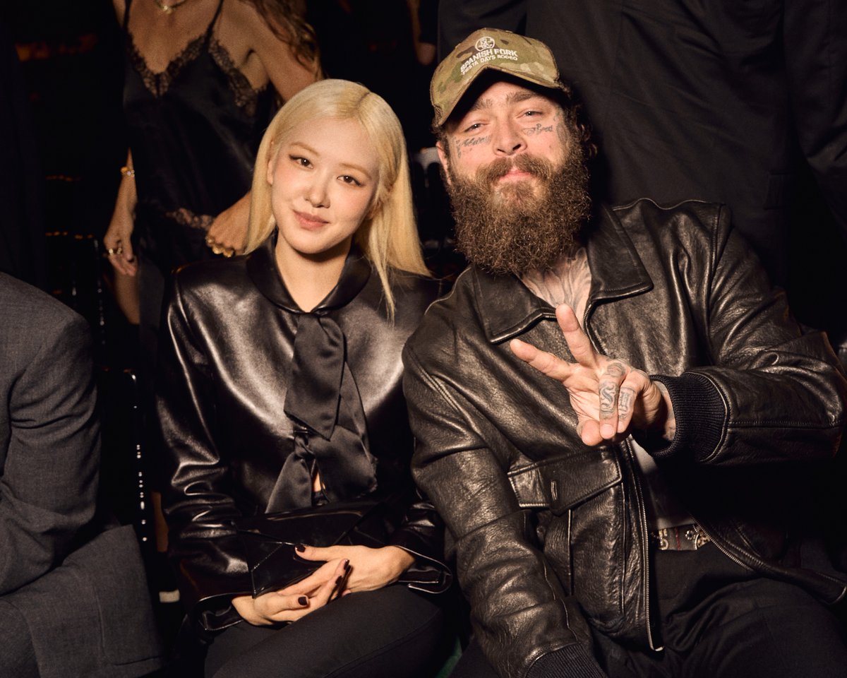 mintmag_th's tweet photo. น่ารักมาก! ชมโมเมนต์ชัดๆ ของสาว #ROSÉ Global Brand Ambassador ของ Saint Laurent พร้อมด้วย POST MALONE, CHARLOTTE GAINSBOURG และ RAMI MALEK นั่งฟร้อนท์โรว์ ร่วมชมแฟชั่นโชว์ Saint Laurent Women’s Summer 27 ที่จัดขึ้นเมื่อสัปดาห์ที่ผ่านมา ณ ปารีส ประเทศฝรั่งเศส 💚

ROSÉ AT YSL PFW
#YSL
#SaintLaurent
#YvesSaintLaurent
#MintNews