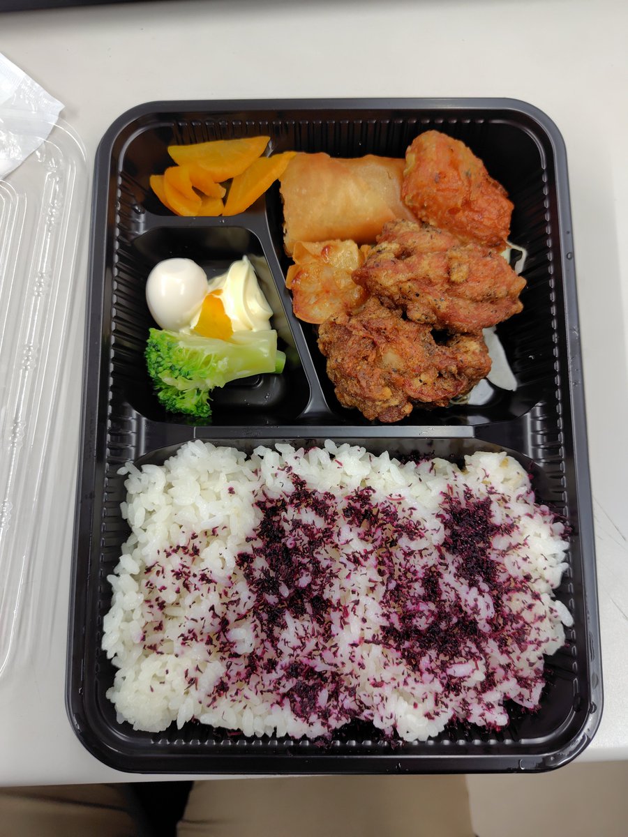 gennai3939's tweet photo. 今日も新装初日でバタバタ予想なので
お昼はテイクアウトで！

毎度お馴染み #代表鳥締役かいかぶり さんのワンコイン弁当🍱

本当に種類も豊富で毎回迷ってしまいます…
今日は唐揚げ弁当をチョイス🫵
味・ボリューム共に間違い無し💯

ところで皆様、🆕新台🆕は触りましたか？ https://t.co/qbiKpPbD83