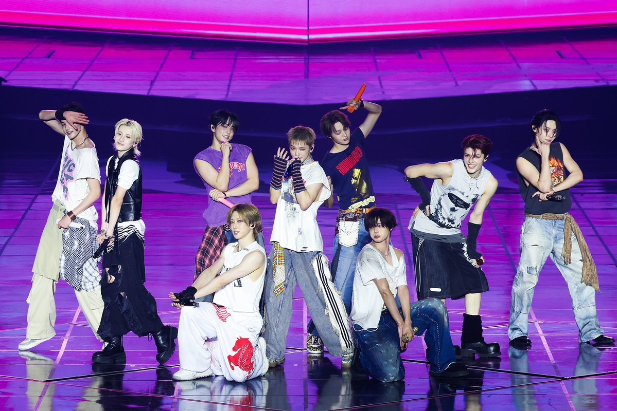 oricon's tweet photo. &amp;TEAM、自身最大規模の
アジアツアー完走❗️計23万人動員
⠀
「日本と韓国の両国で単独ドーム公演を開催し
成功させた初の日本発ボーイグループ」に👏
⠀
共に駆け抜けたLUNÉに感謝✨️
｢より完成度の高いステージと音楽で戻ってきます｣
https://t.co/7wppF9QKdN
⠀
#andTEAM https://t.co/bFiUbEVfBn