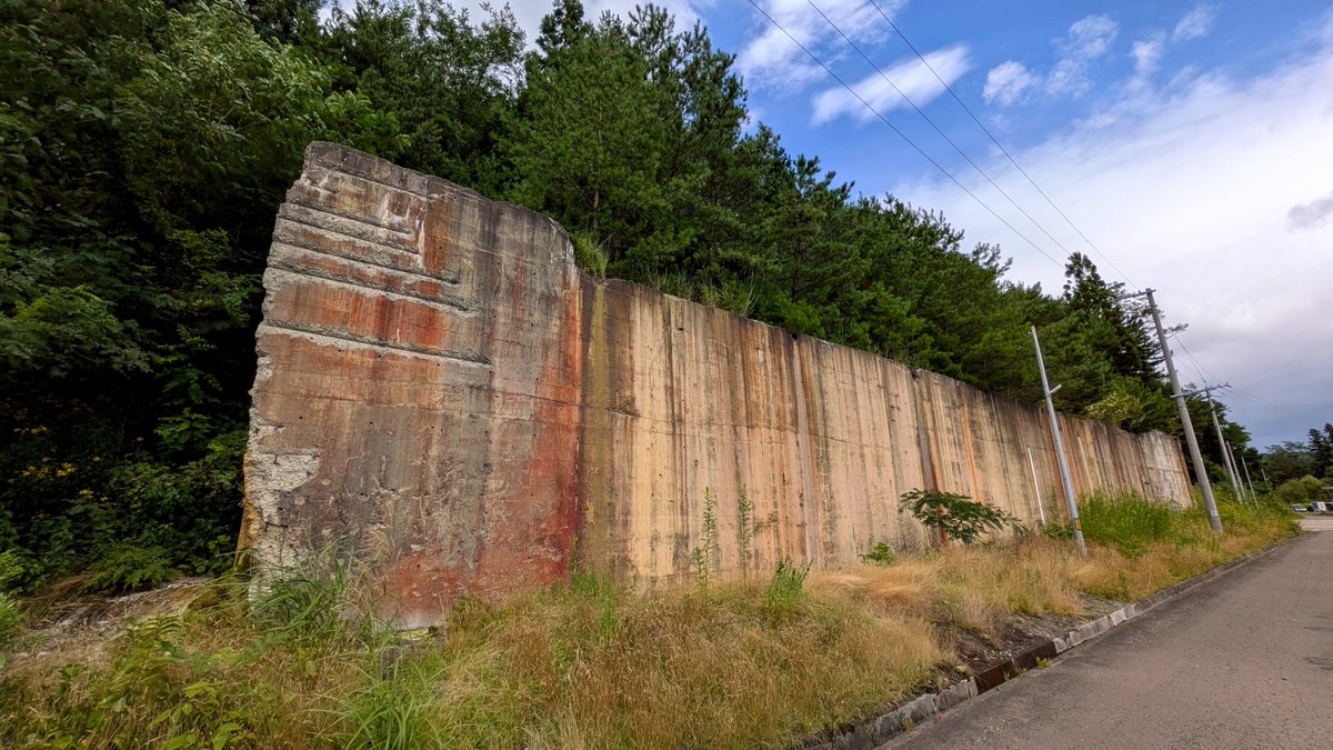 tunnelbridge09's tweet photo. 釈迦内鉱山跡①
花岡鉱山跡側にある。ほぼ壁のみが目立つが、裏手の萩長森に登ると少しナニか見える。隣にはゴルフ場に再利用してるシックナーとか。
#釈迦内鉱山  #廃鉱山 #大館市 https://t.co/A8pucQkHRo