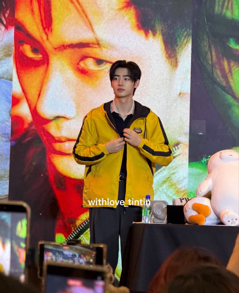 withlove_tintin's tweet photo. thank you so much sunghoon, for wearing the UST jacket i bought for you. fantasy unlocked talaga! 

It’s a pity i wasnt able to get it back. The staffs said the members brought home some items and it’s probably one of them. https://t.co/KonbOFjo3Z