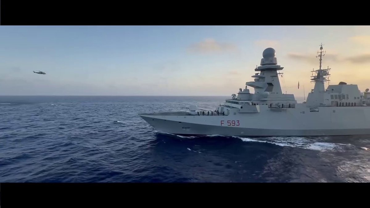 Jatosint's tweet photo. 🇮🇩🇮🇹 @ItalianNavy Bergamini-class frigate ITS Carabiniere (F 593) escorted/passed ITS Giuseppe Garibaldi as the carrier headed toward Indonesia

📸KRI SWJ https://t.co/jo8sn1MkZI
