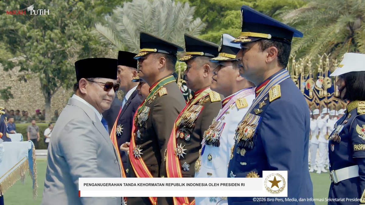 LambeSahamjja's tweet photo. prabowo ngasih tanda kehormatan bintang mahaputera ke 7 tokoh tni

siapa aja yang dapet
djamari chaniago, mantan menko polkam
sjafrie sjamsoeddin, menteri pertahanan
agus subiyanto, panglima tni
tandyo budi revita, wakil panglima tni
maruli simanjuntak, kepala staf tni ad
muhammad ali, kepala staf tni al
mohamad tonny harjono, kepala staf tni au

alasannya
dianggap punya jasa luar biasa buat kemajuan dan pembangunan tni
jasanya dinilai diakui di tingkat nasional dan internasional

apa itu bintang mahaputera
tanda kehormatan sipil tertinggi kedua di indonesia, satu tingkat di bawah bintang republik indonesia

syarat umumnya: wni, punya integritas dan keteladanan, berjasa buat negara, berkelakuan baik, setia, dan ga pernah dipenjara karena kejahatan dengan ancaman minimal 5 tahun

syarat khususnya: jasanya luar biasa di berbagai bidang dan diakui luas di dalam maupun luar negeri