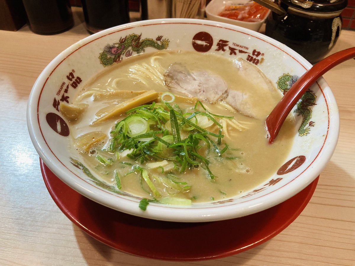 harurusolo's tweet photo. ラーメン食べようがこんだけ筋肉ありゃ良いっしょ💪
パツパツやないかいっ！！(c" ತ,_ತ)笑

#おうちごはん じゃない
#料理記録 じゃない
#料理好きな人と繋がりたい
#筋トレ https://t.co/hdzuOpVuD7